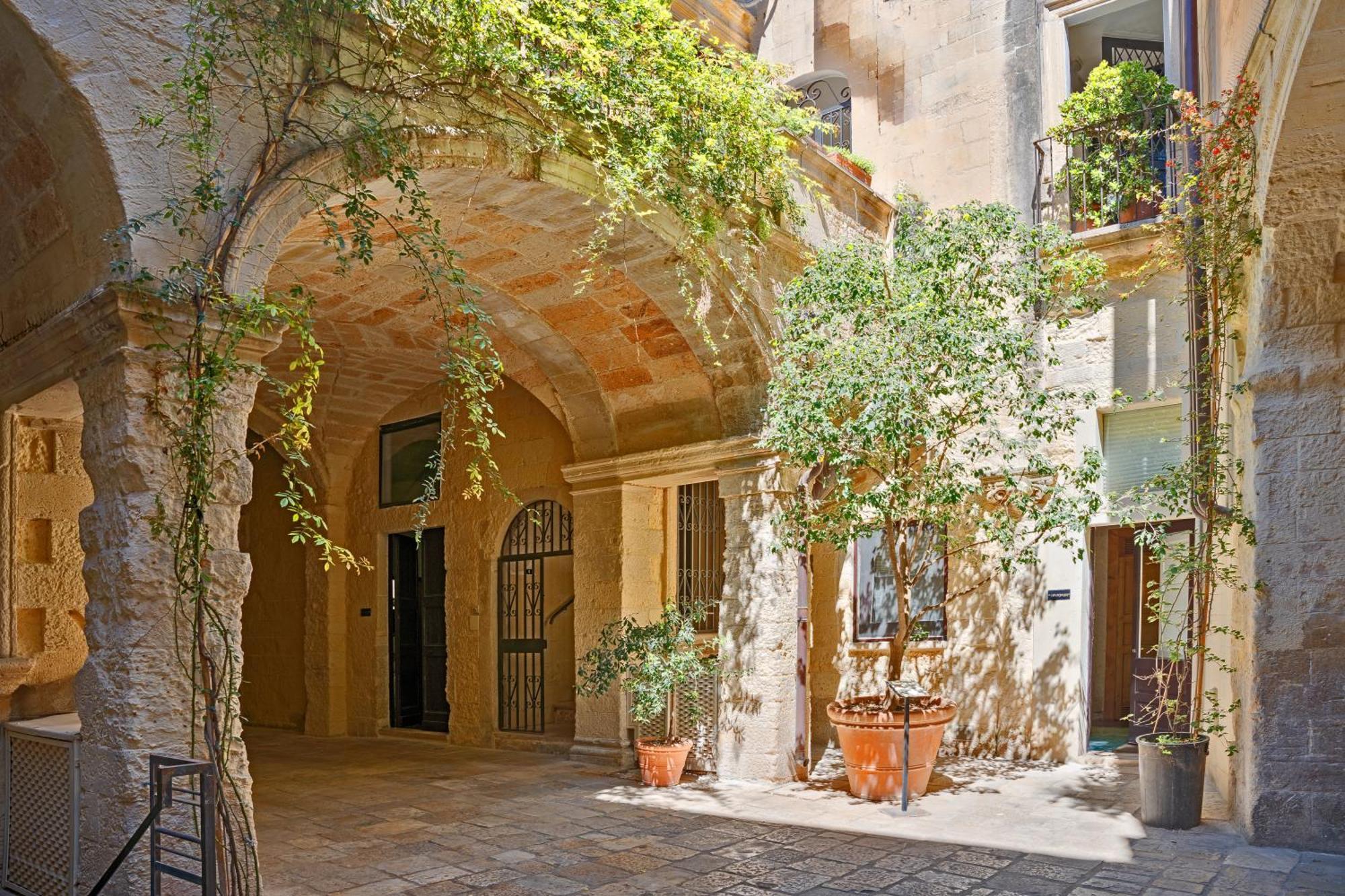 Palazzo Persone Dimora Storica Bed & Breakfast Lecce Ngoại thất bức ảnh
